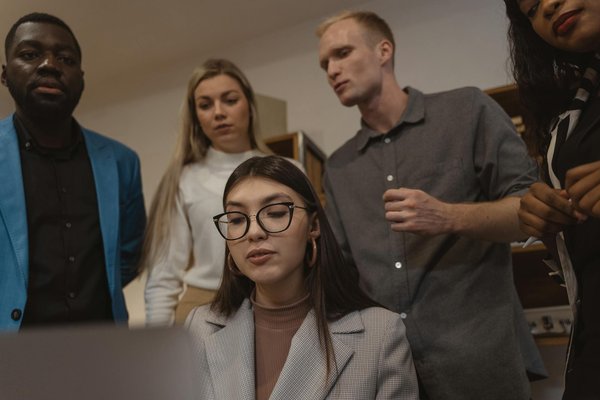 Service d'envoi de sms en groupe : les avantages offerts par cette pratique